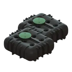 Två svarta Cipax septikkammare i plast med flera rundade åsar och ett cirkulärt grönt lock på toppen. De är placerade sida vid sida på en vit bakgrund.