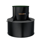 En svart cylindrisk avloppsreningsenhet från Minireningsverk med varumärket "Biokube" tryckt med guldbokstäver på den övre delen. Enheten har en bredare bas och en smalare topp.