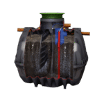 En genomskärning av en stor, svart, ovalformad septiktank eller minireningsverk delvis fylld med vätska, som visar inre kammare, bafflar och rör för effektivt vattenflöde och filtrering.