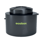 En stor, cylindrisk svart vattentank med ett välvt lock och ordet "ecobox" i gröna bokstäver på framsidan, avsedd för användning med ett Minireningsverk. Tanken har två små röranslutningar på sidorna.